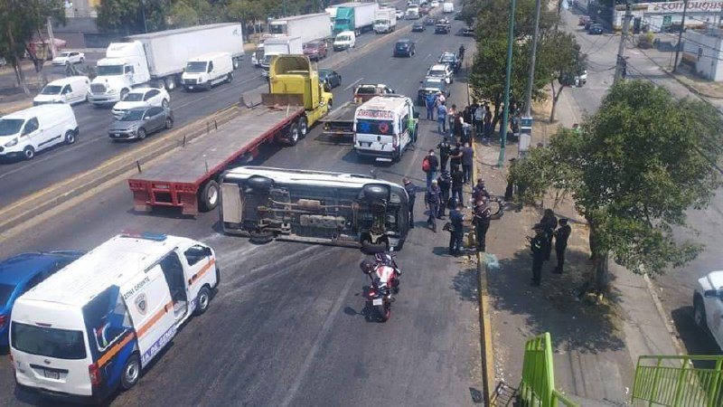 Aparatoso accidente deja ocho personas lesionadas en Tlalnepantla