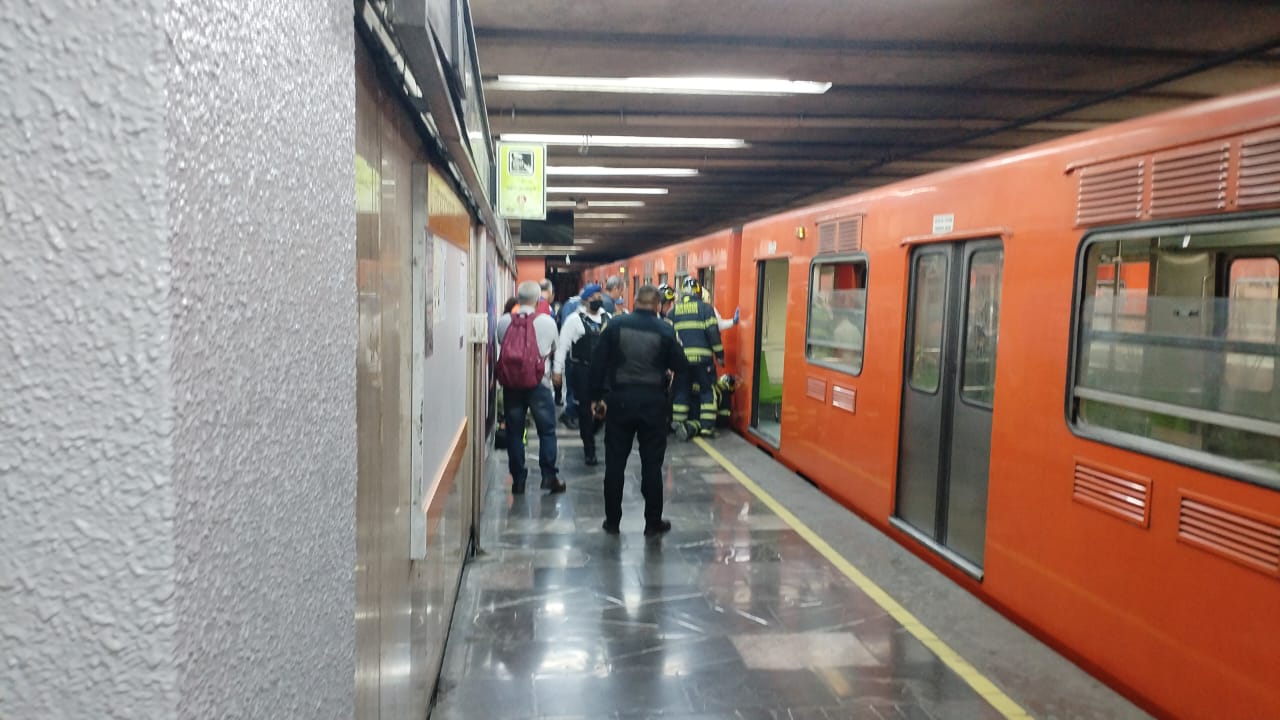 Joven mujer es rescatada con vida tras ser arrollada por convoy del metro