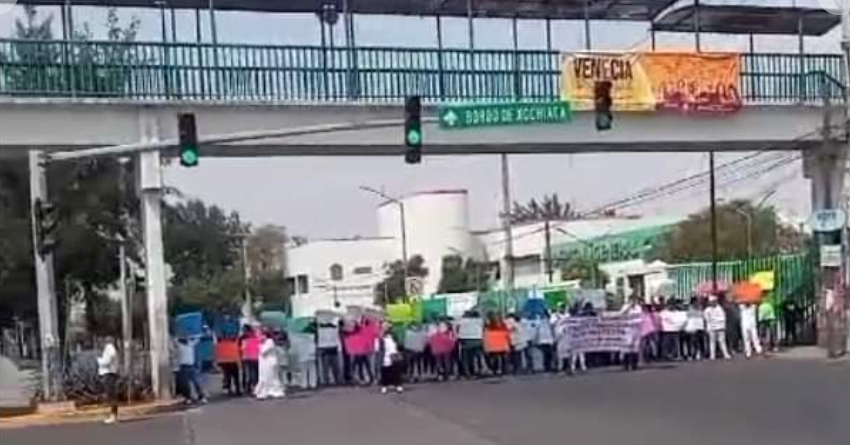 Personal de Salud mantiene bloqueada la lateral en la México Querétaro